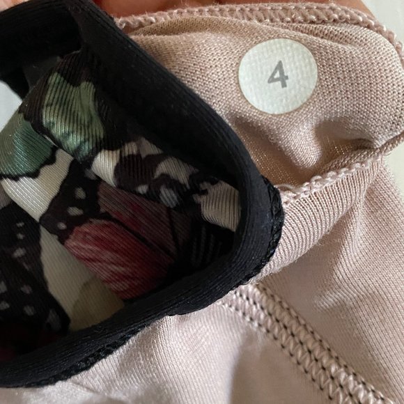 Lululemon Sweaty Or Not Bra II So Fly Butterfly SIZE 4 - Picture 5 of 5